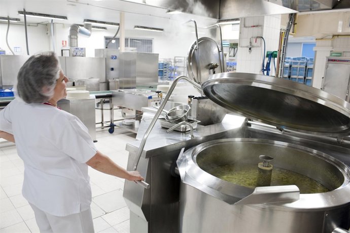 Una cocinera prepara un menú especial navideño en las cocinas del Complejo Hospi