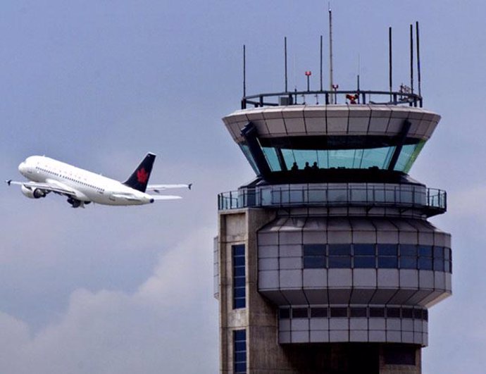 Recurso de una torre de control con un avión