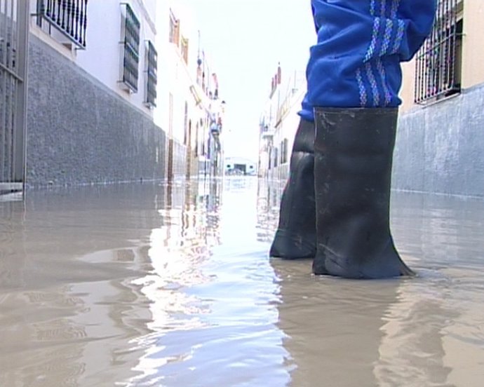 Vecinos de Lora limpian el barro de sus viviendas