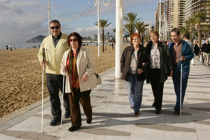 Grupo de ciegos disfrutando de las vacaciones sociales
