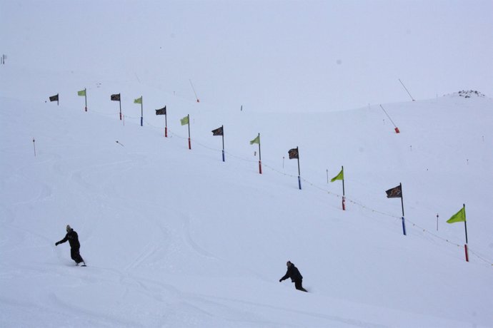 Dos esquiadores disfrutan en la estación de Formigal, del Grupo Aramón