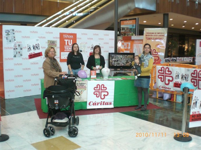 LA GRAN CAMPAÑA SOLIDARIA DEL CENTRO COMERCIAL THADER Y CÁRITAS, RECOGE CIENTOS 