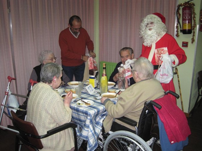 Los mayores de la residencia comarcal de Tamarite recibieron sus regalos de Papa