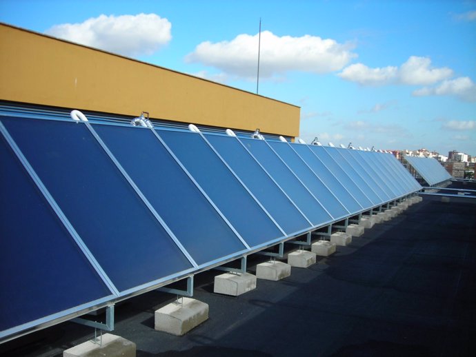 Instalación solar fotovoltaica en el techo del Hospital Virgen del Rocío de Sevi