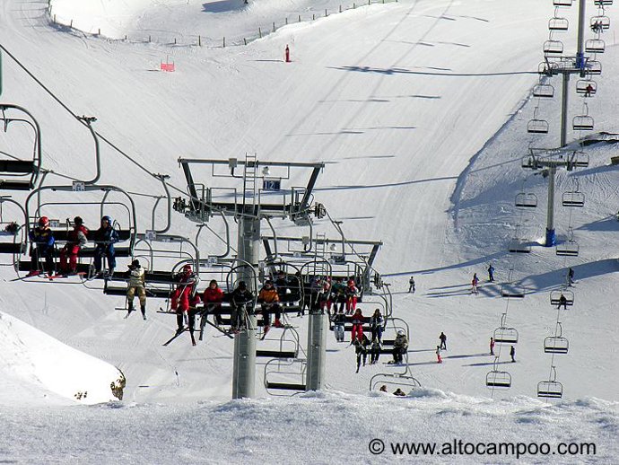 Esquiadores en Alto Campoo 