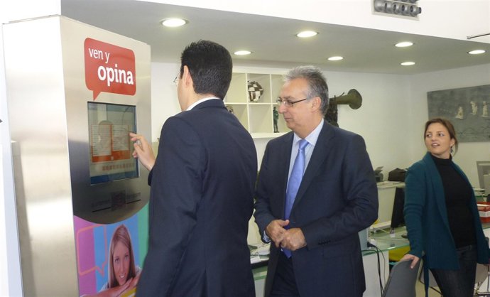 Navarro junto al sistema para recoger opiniones sobre la ciudad