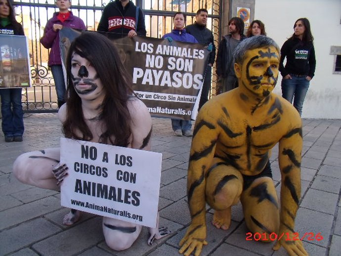 Activistas protestan por el uso de animales en los circos