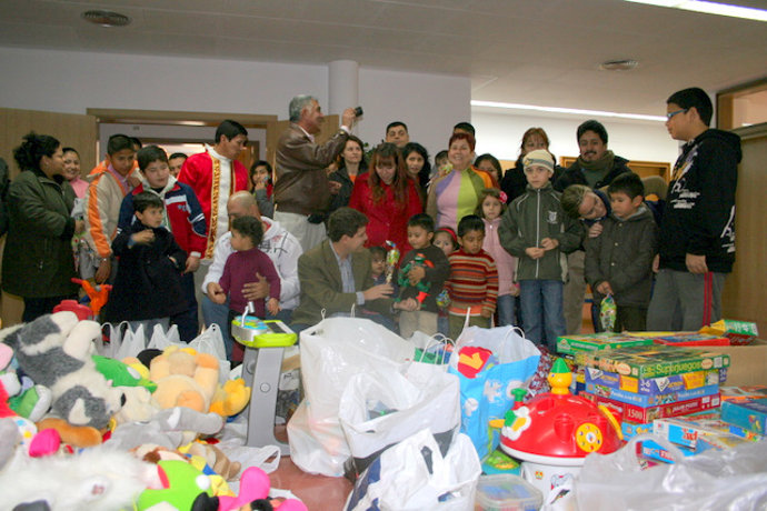 El Alcalde Colabora En La Entrega De Regalosnavideños A La Asociación Latinoamer