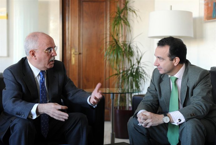 El consejero Larraz conversa con el delegado de 'la Caixa' en Aragón antes de fi