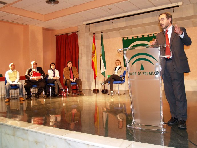 El delegado de la Junta en Jaén, Felipe López, en la entrega de resoluciones par