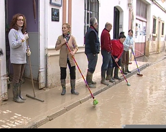 Vecinos de Écija se afanan en las labores de limpieza