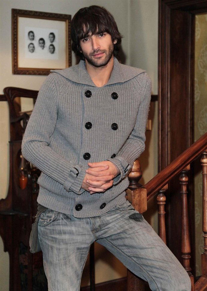 Posado del actor Aitor Luna 