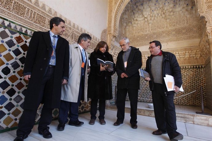 El presidente de la Fundación Ibn Tufayl de Estudios Árabes, Jorge Lirola; el ed