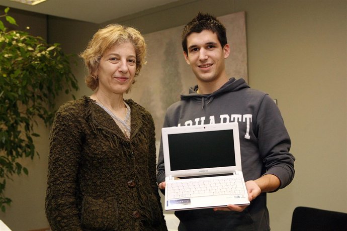 María José Asiain y Jon Donalisio, en el momento de la entrega del netbook.