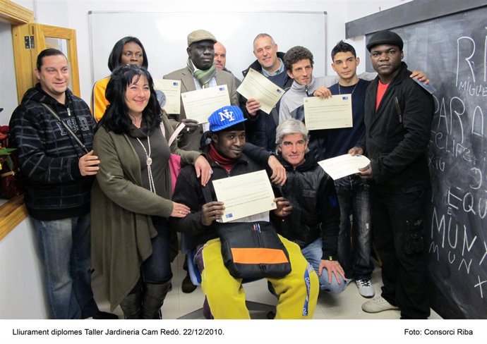 Los alumnos del taller de jardineria enseñan su diploma