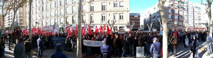 Imagen de los concentrados este lunes a las puertas del Palacio de San Esteban