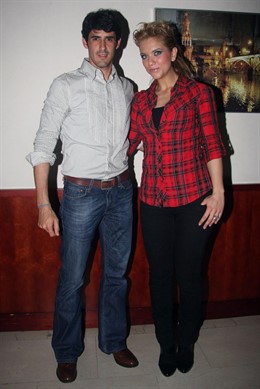 Posado de Víctor Janeiro y Beatriz Trapote 