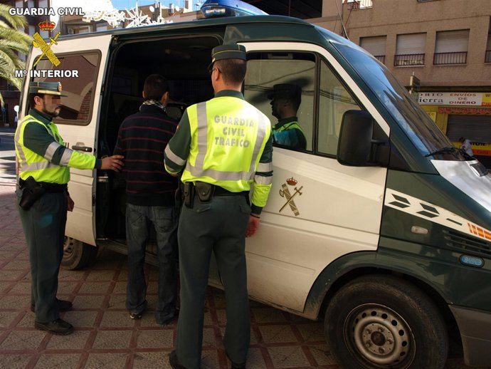 Imagen de la GUardia Civil, con el detenido