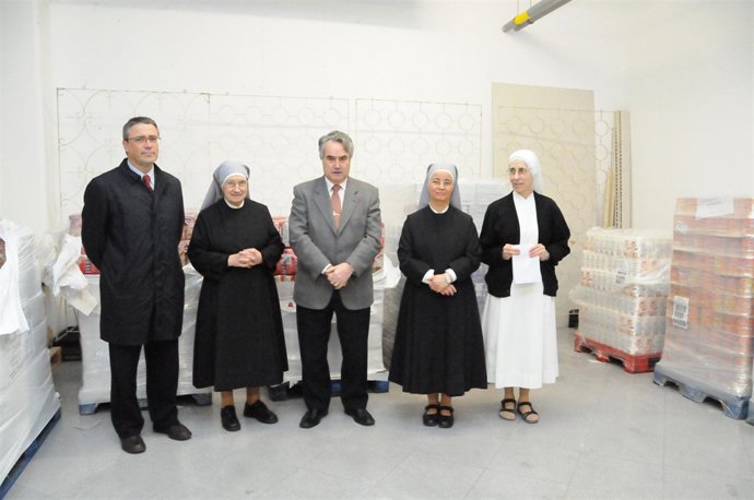 El presidente territorial de CAM, junto a tres Hermanitas de los Pobres