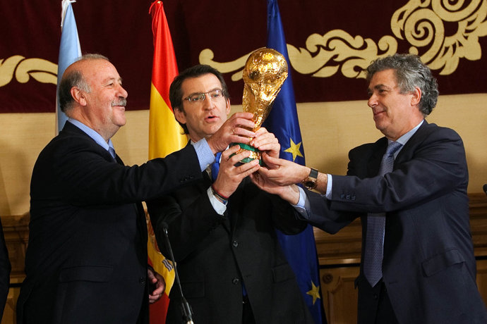 O presidente da Xunta, Alberto Núñez Feijóo, acompañado polo secretario xeral pa