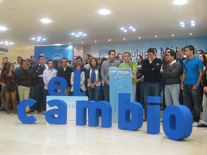 Bendodo junto a algunos miembros de NNGG