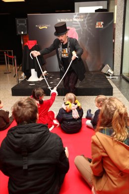 Att. Begoña / EXPOSICIÓN "La Moda Es Mágica" En MODA SHOPPING