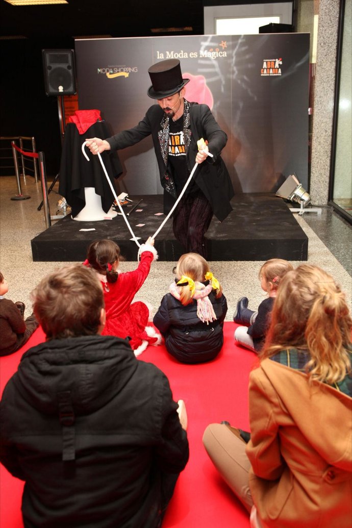 Att. Begoña / EXPOSICIÓN "La Moda Es Mágica" En MODA SHOPPING