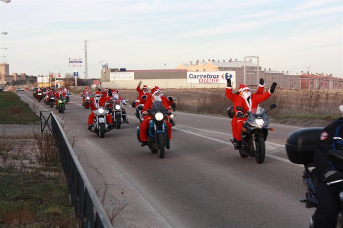 Motoristas de la Asociación Piratas del Asfalto disfrazados de Papá Noel.
