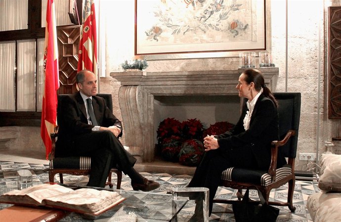 Camps y Pilar de la Oliva conversan durante la audiencia.