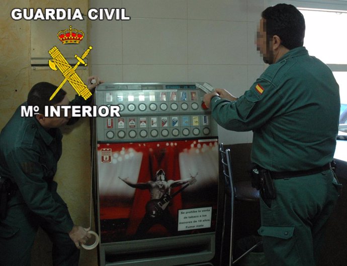 Guardia Civil precinta una máquina de tabaco en Murcia