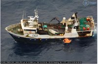 Un pesquero de la misma empresa remolca al 'Bahía de Portosanto' al Puerto de Vigo