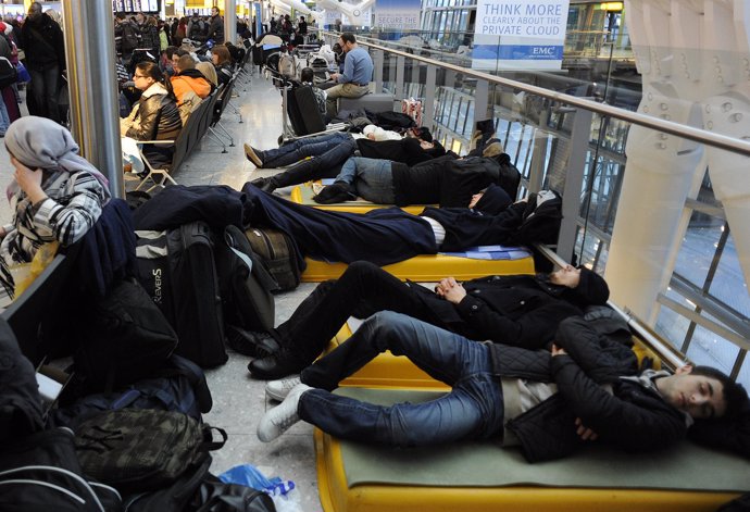 Viajeros durmiendo en aeropuerto de Heathrow en Reino Unido