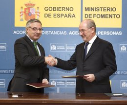 Blanco y Rato firman el acuerdo sobre alquiler de viviendas de Caja Madrid