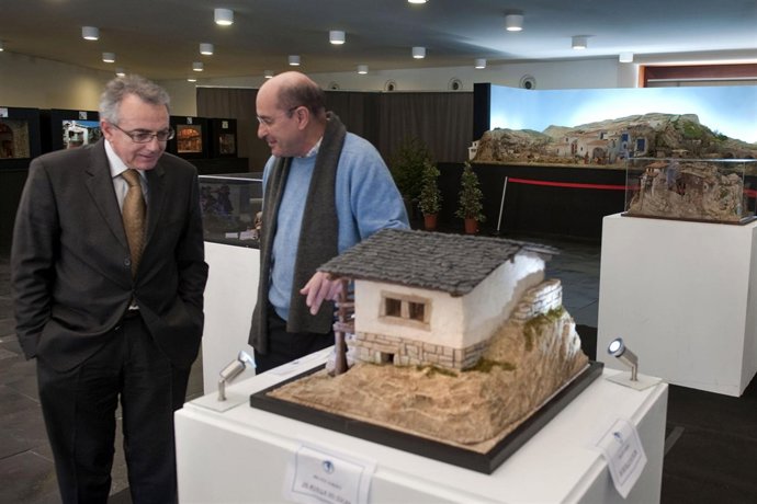 Miguel Sanz , con Jesús Gomera, observa el Belén que se sortea entre los visitan