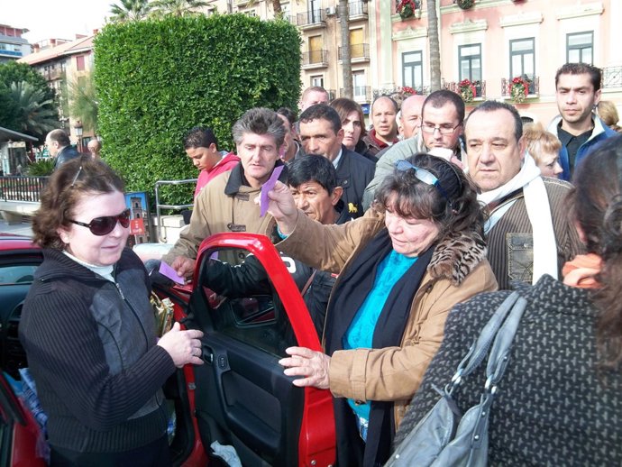 Necesitados se agolpan a las puertas del coche de asociación Abeto para recoger 