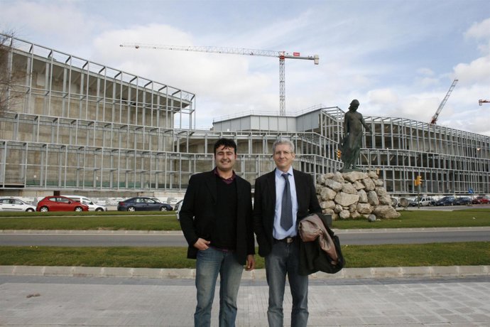Manel Carmona y Eberhard Grosske frente al Palacio de Congresos