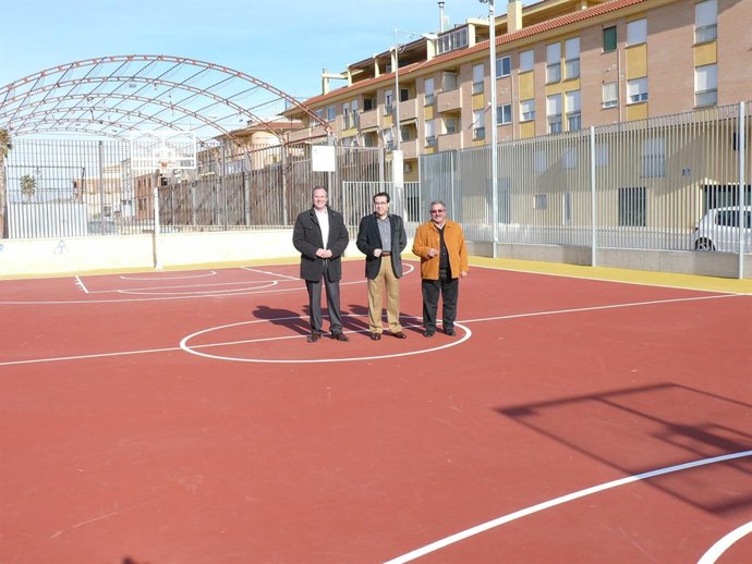 El alcalde de Jumilla, en el centro, inaugura la pista