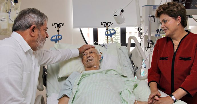 El vicepresidente brasileño, Jose Alencar, en un hospital de Brasil con Lula y D