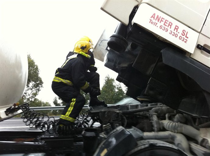 Incendio En Un Camion En La Via Rapida Do Morrazo