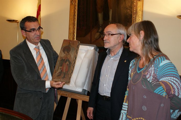 Jaume Gilabert con el nuevo retablo de San Roque