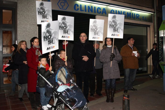 AES Murcia se concentra a las puertas de una clínica abortista