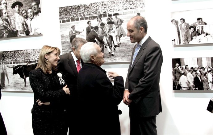 El presidente de la Generalitat, Francisco Camps, saluda al fotógrafo Paco Cano 
