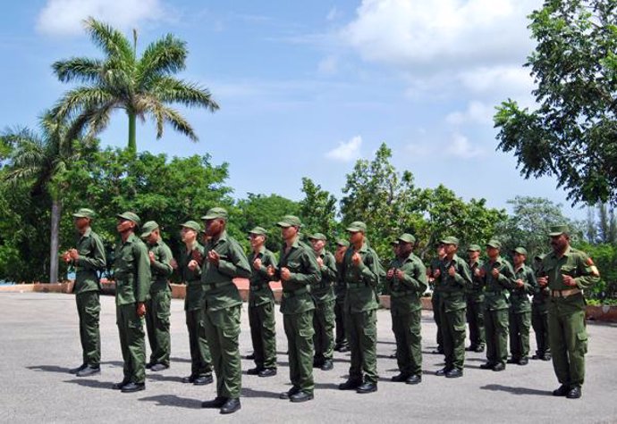 Un grupo de jóvenes militares cubanos.