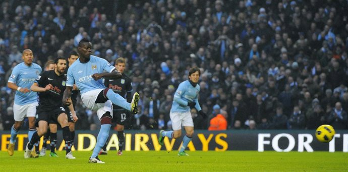 Balotelli anota un gol para el Manchester City