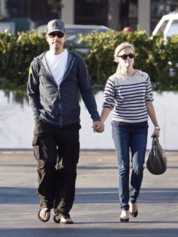 Reese Witherspoon y su novio Jim Toth de paseo 