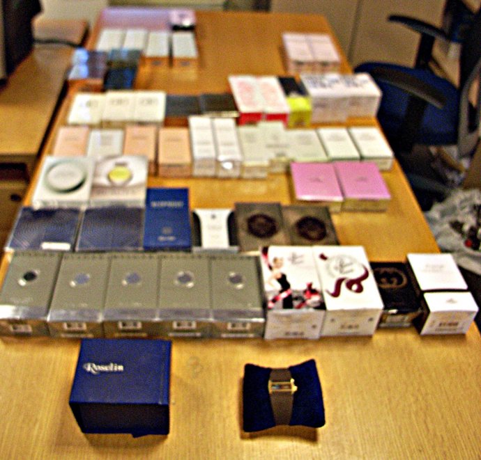 Parte de los artículos intervenidos por la Policía Foral. 