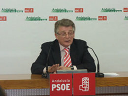 González Cabaña, en rueda de prensa en la sede del PSOE