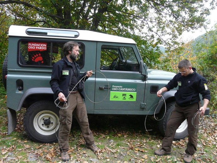 Vigilantes de la Fundacoón Oso Pardo con lazos