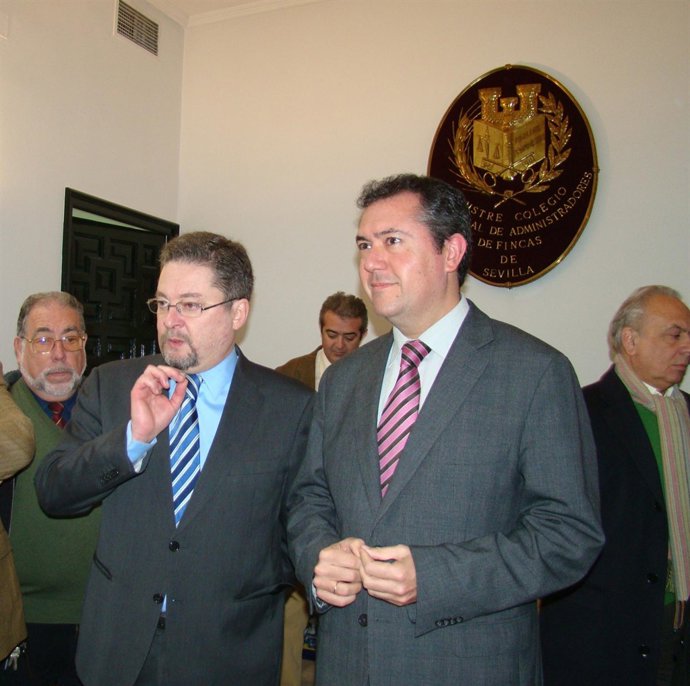 Nota Y Foto Espadas Reunión Colegio Administradores De Fincas De Sevilla
