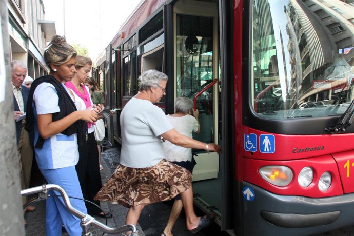 Pasajeros cogiendo el autobús urbano en Sevilla